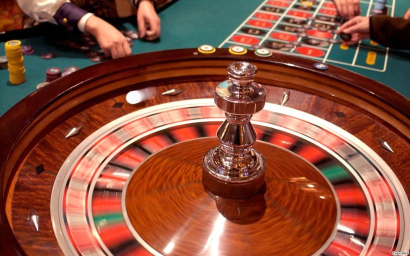 Pemain menikmati hiburan casino live dengan fitur bonus cashback aktif
